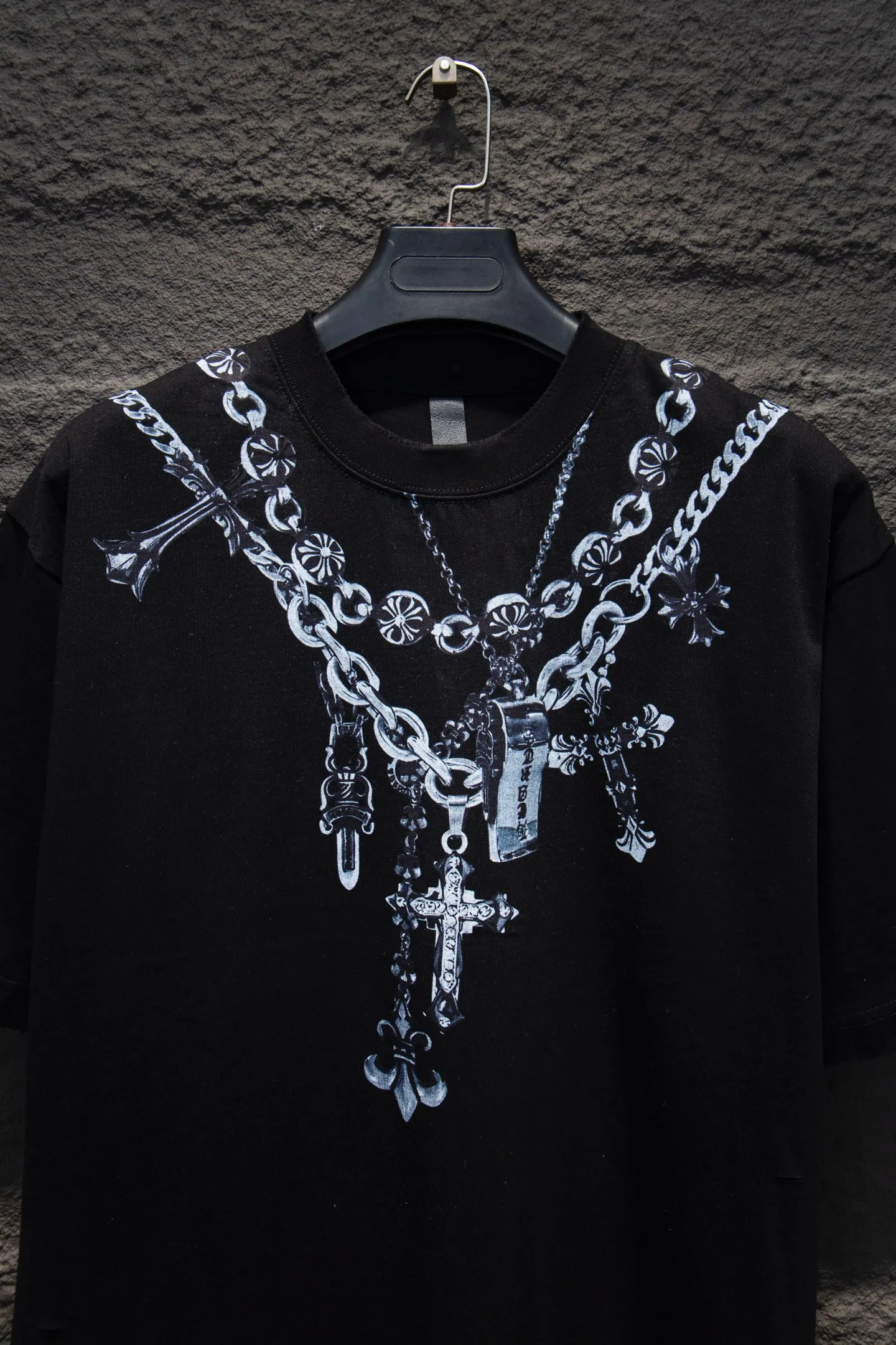 P190 Chrome hearts• 25ss ⚠YB custom-woven and dyed fabric, color, printing, version, accessories, hardware. The fabric is woven by imported machines. The uniqueness of the cloth texture creates a perfect garment effect. The fabric is made of 260-gram clean cloth with 320-gram 1*1 rib, 4-color environmentally friendly dyed fabric, and the threads are in the same cylinder without color difference.  Garment white ink direct-injection printing, imported technology, collar, pockets, cuffs, front and rear threads, the details are clearly visible. The printing uses Japanese BROTHER white ink digital direct-injection garment printing. This model is a global limited edition. In order to present a product like a work of art, after a long period of repeated determination of details, a very high standard of garments is presented. The front chest is made of direct-injection printing environmentally friendly glue material, using a mechanized printing process. Mechanical printing has high precision, the positioning accuracy can reach ±0.02mm, and the quality is stable.   The body of the garment is processed with hand-nailed hardware elements, which greatly increases the interest of the garment and creates a unique visual effect. The special washing effect creates a unique aged effect.  Croix Heart Short Sleeve must be the first short-sleeved piece in spring and summer that blurs the boundaries of unisex style. It has a classic dropped shoulder oversize version and a loose and casual upper body.  Color: Black White Size: S M L XL